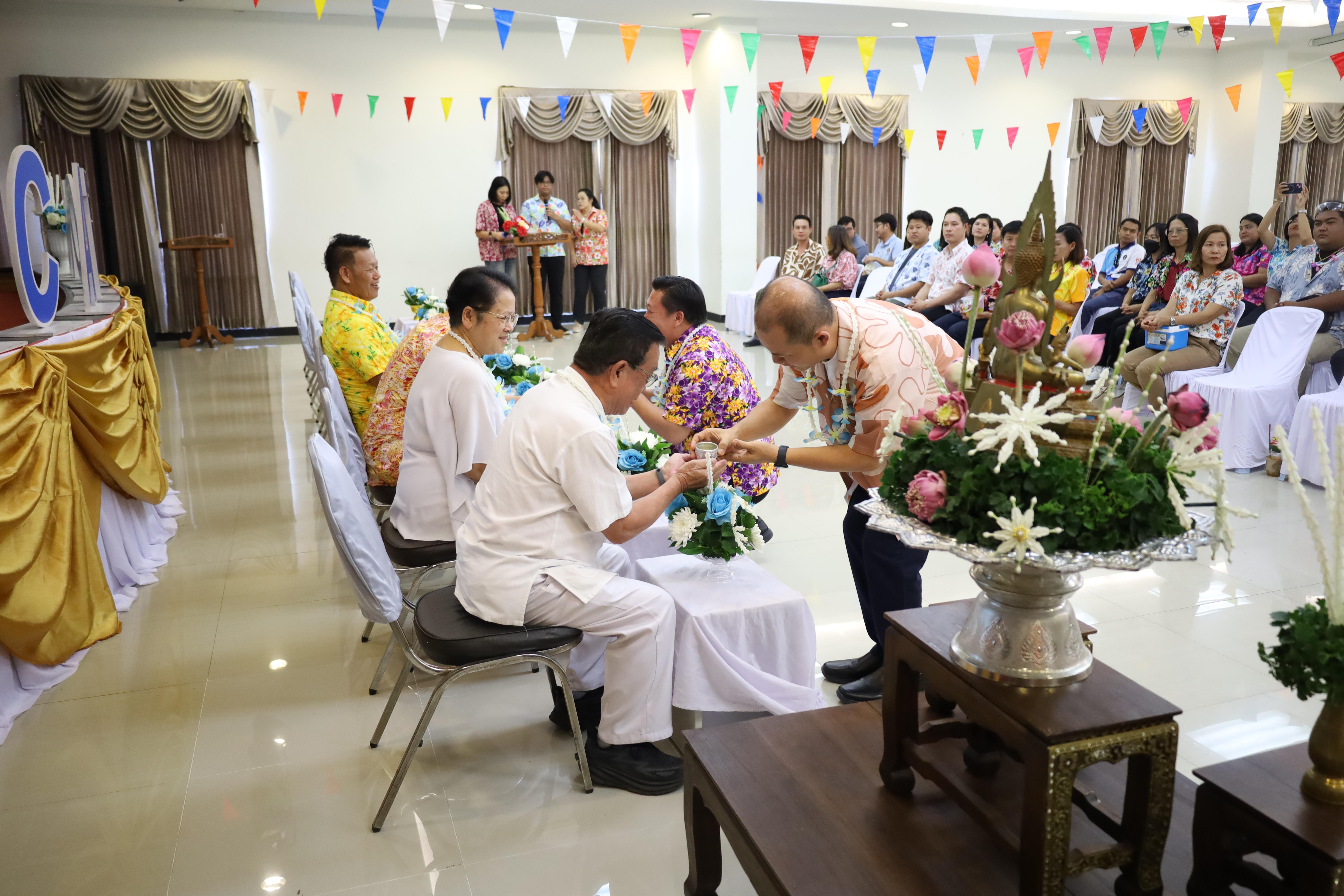 244. วันที่ 26 เมษายน 2568 สาขาการบริหารการศึกษา ได้จัดกิจกรรมรดน้ำดำหัวคณาจารย์ระดับบัณฑิตศึกษา ประจำสาขาการบริหารการศึกษา ณ ห้องประชุมครุร่มสัก 1 ชั้น 3 อาคารคณะครุศาสตร์